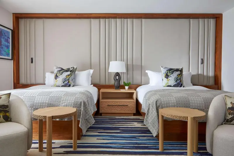 Une chambre avec deux lits simples et une décoration moderne.
