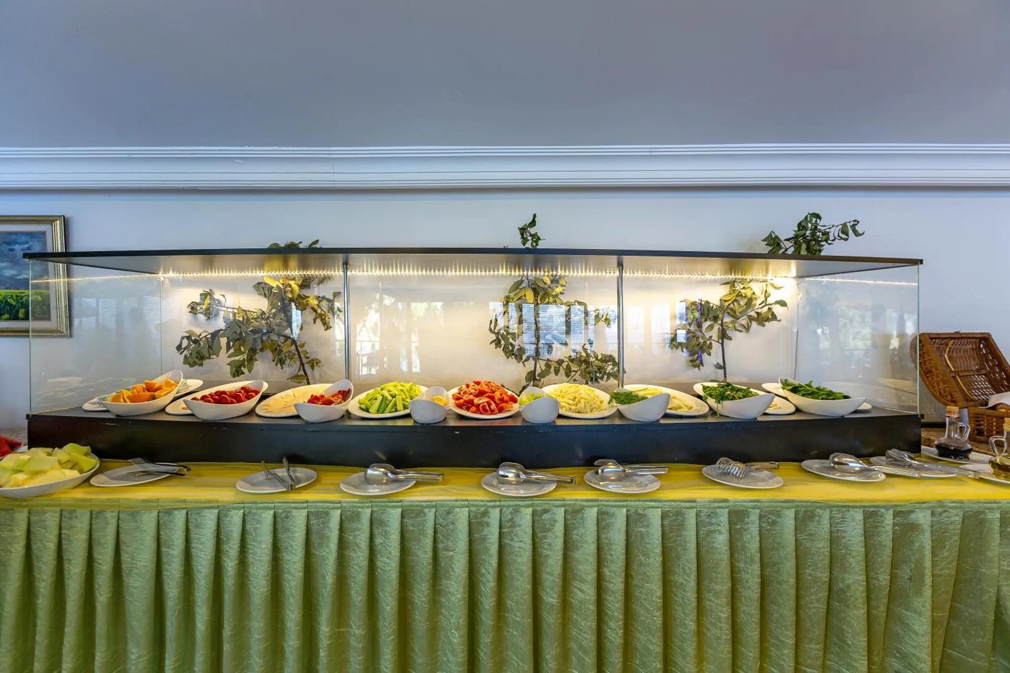 Un buffet propose une variété de salades et de fruits frais.