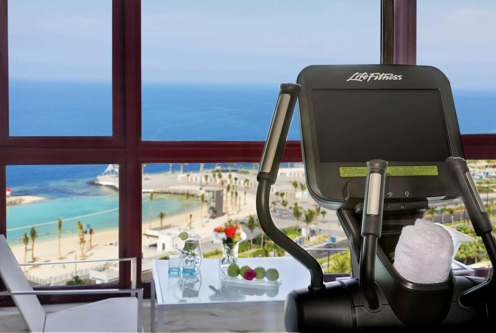Une salle de sport avec vue sur la mer et la côte.