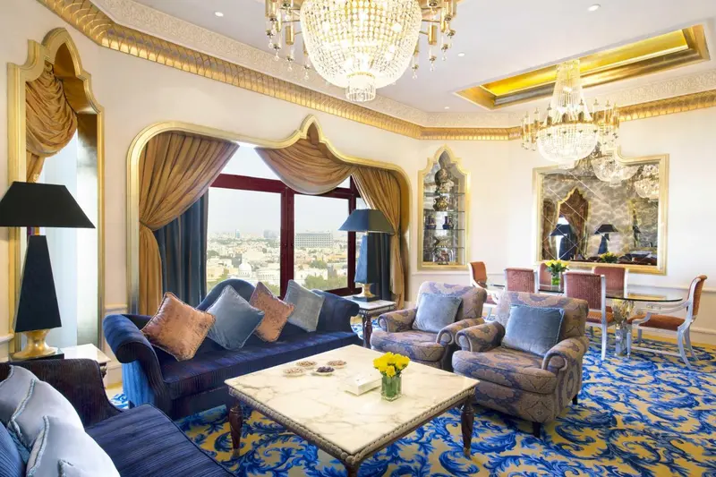 Un salon richement décoré avec des canapés et des fauteuils confortables.