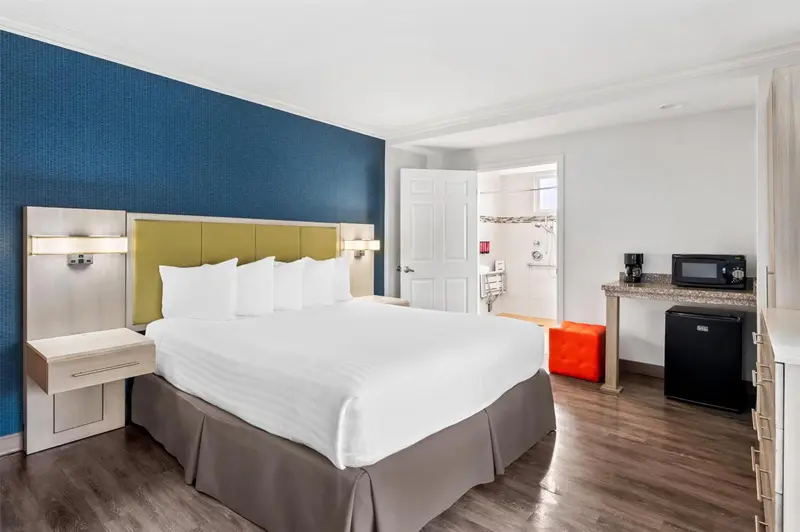 Une chambre d'hôtel avec un grand lit et un coin bureau.