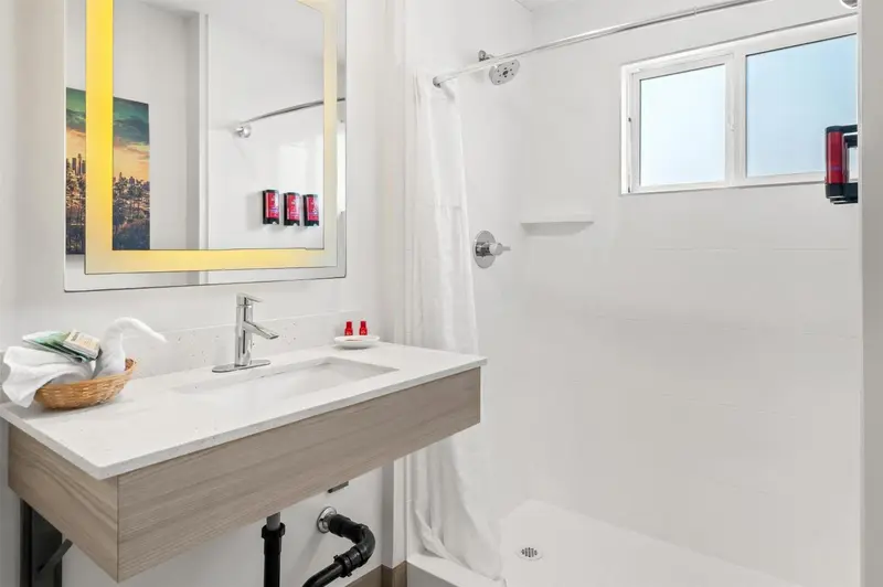 Une salle de bain moderne avec douche et lavabo.