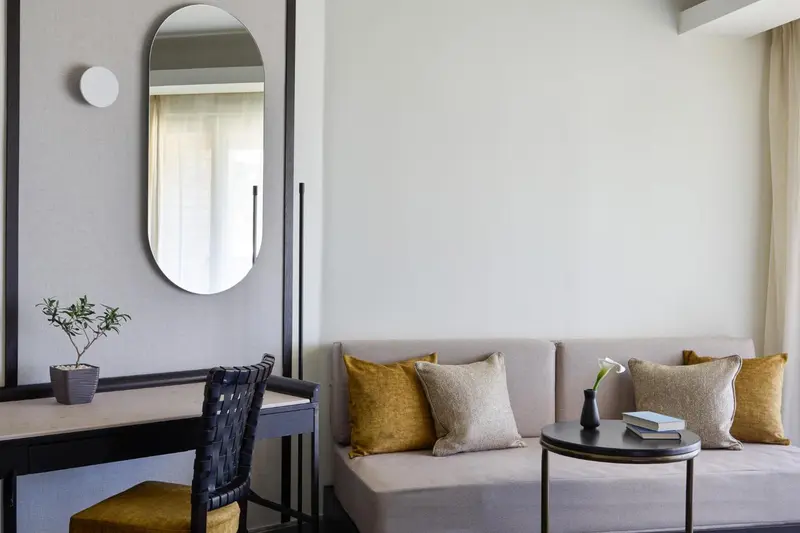 Un espace de détente avec un canapé et un bureau.