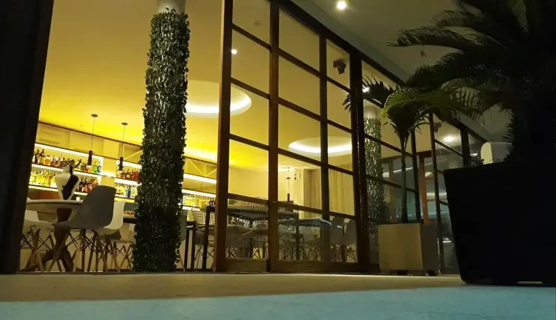 Un espace lumineux avec un comptoir de bar et des tables.