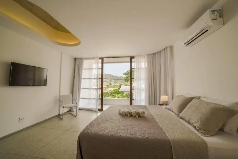 Une chambre lumineuse avec un grand lit et une vue sur le paysage.