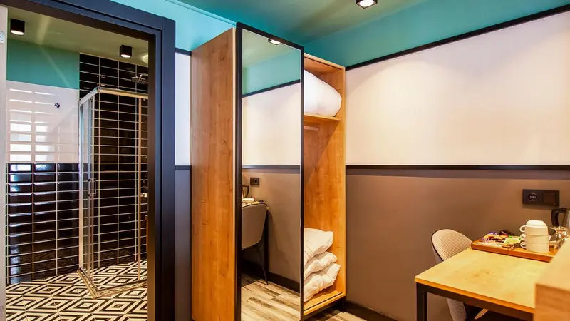 Une chambre moderne avec un espace détente et une salle de bain carrelée.