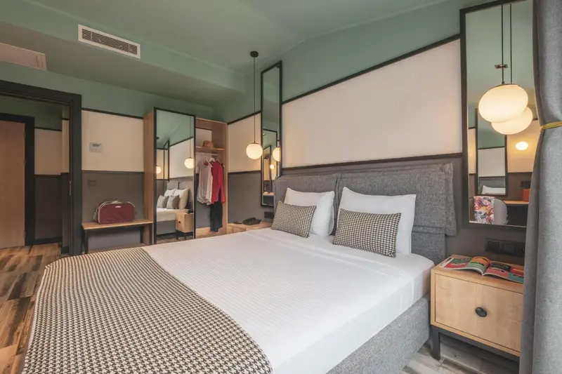 Une chambre d'hôtel moderne avec un grand lit et une décoration soignée.