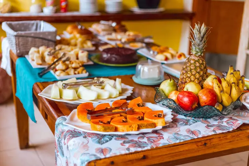 Un buffet propose une variété de fruits frais et de pâtisseries.