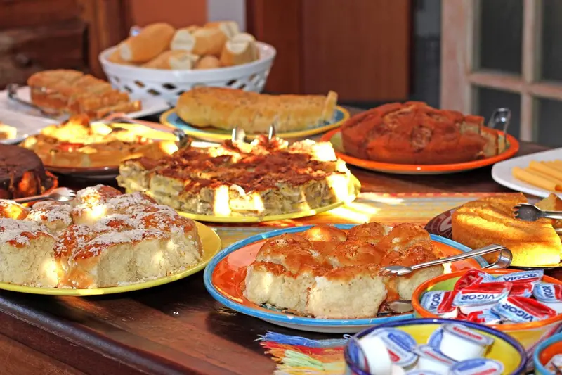 Une table garnie de pâtisseries et de viennoiseries.
