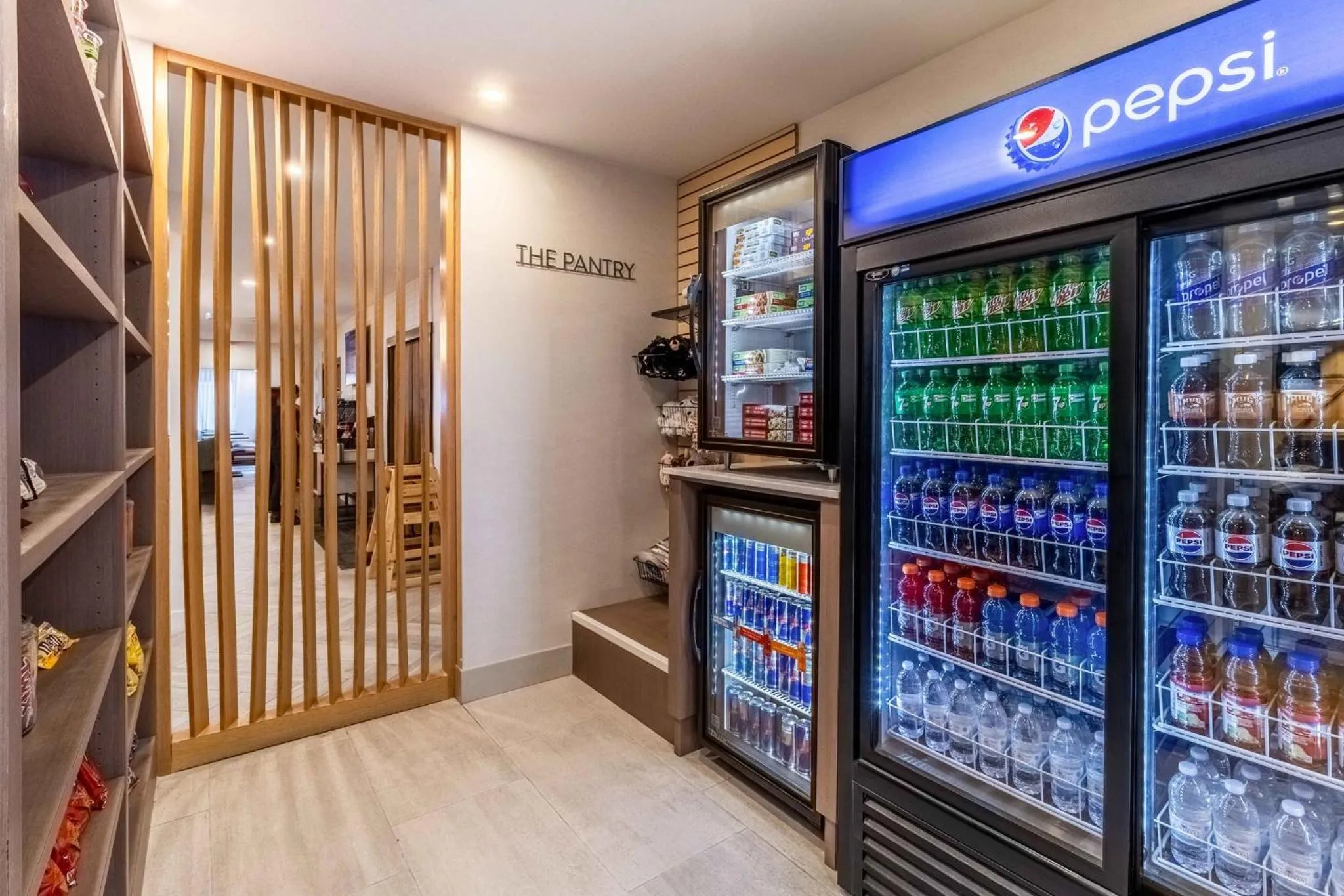 Un espace de vente propose des boissons et des snacks.