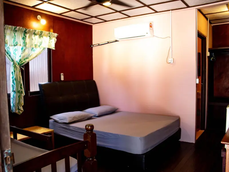 Une chambre avec un lit et une table de chevet.