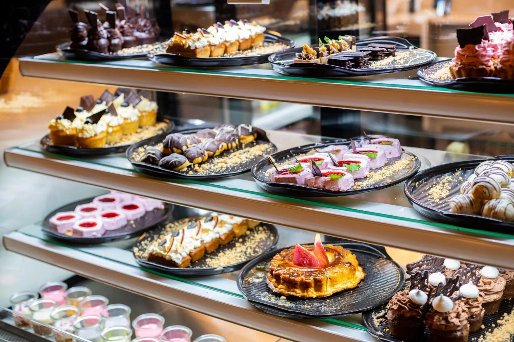 Présentation de pâtisseries variées sur des étagères.