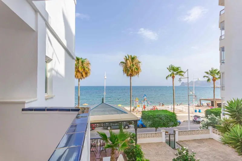 Vue d'une terrasse sur la mer et la plage.