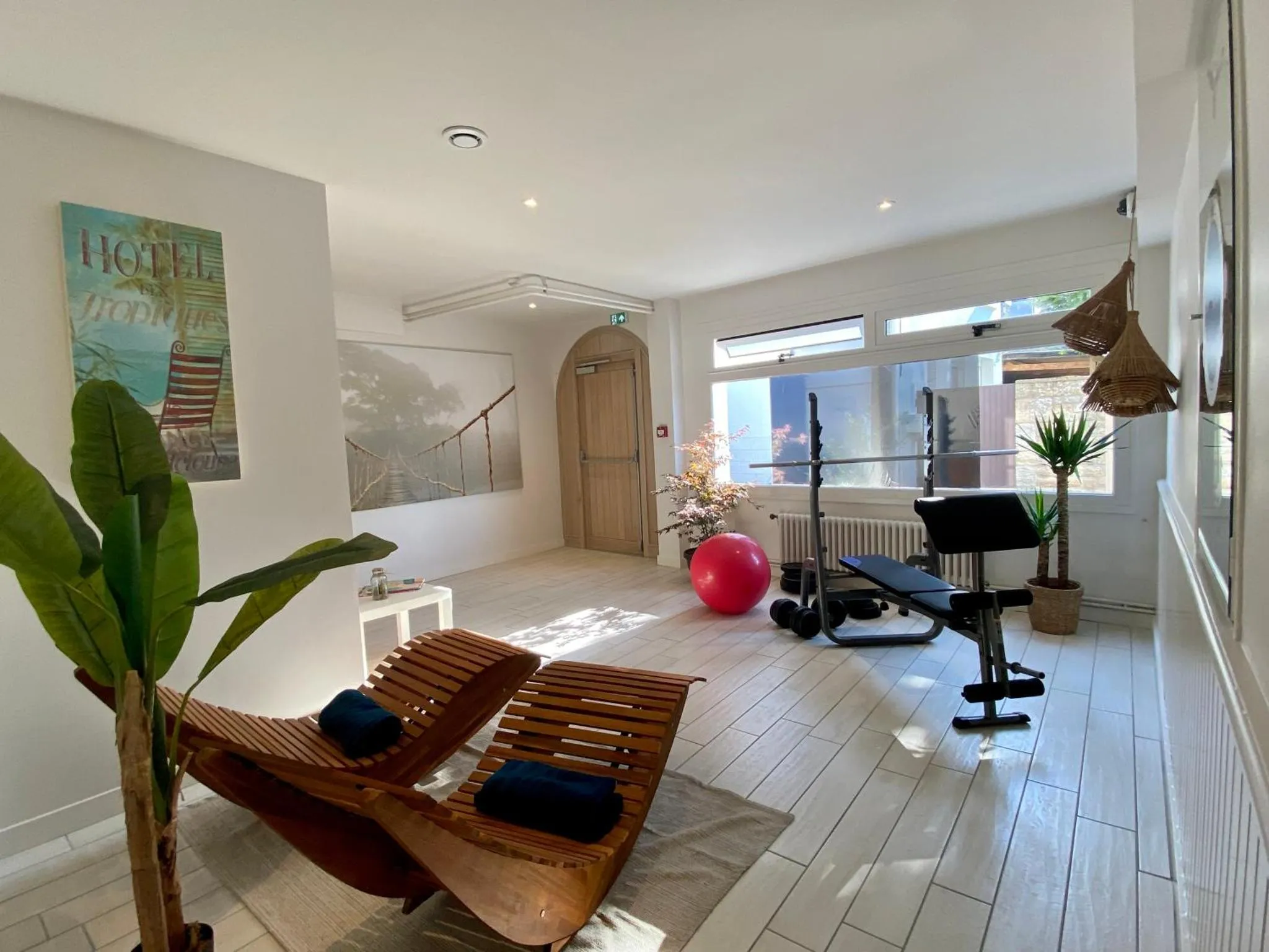 Espace de détente intérieur avec mobilier en bois et plantes.