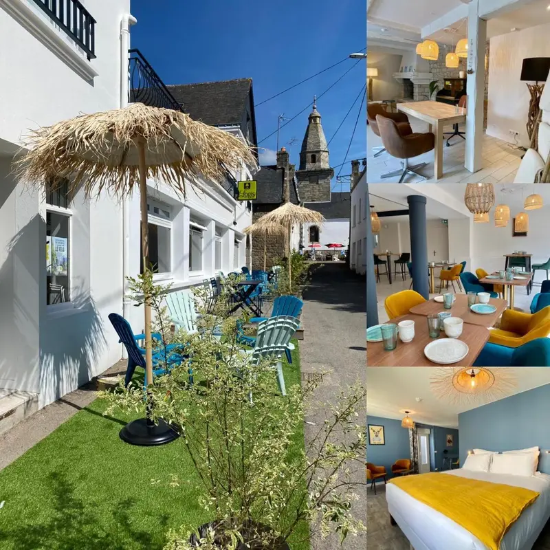 Terrasse ombragée avec tables et chaises, donnant sur une cour intérieure et un bâtiment.