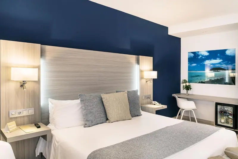Une chambre avec un grand lit et une décoration moderne.