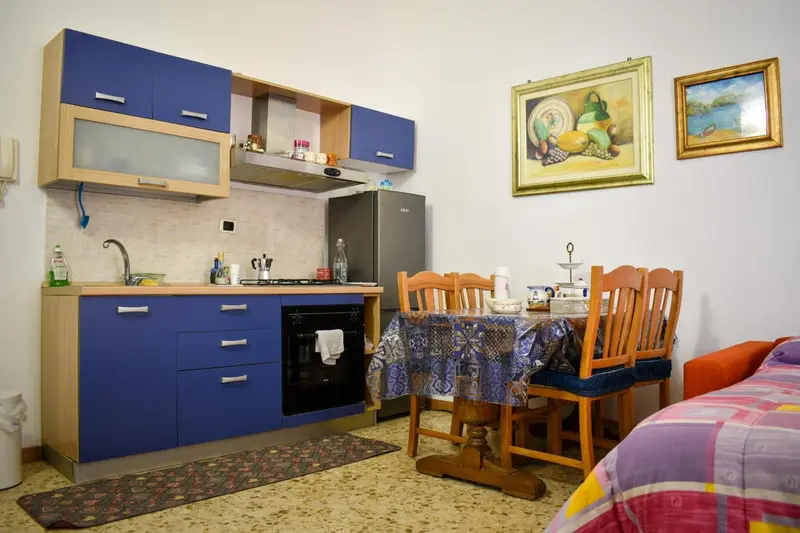 Une cuisine équipée avec un coin repas attenant.