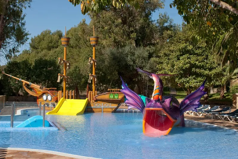 Une piscine pour enfants avec des structures colorées en forme de bateau et de créatures marines.