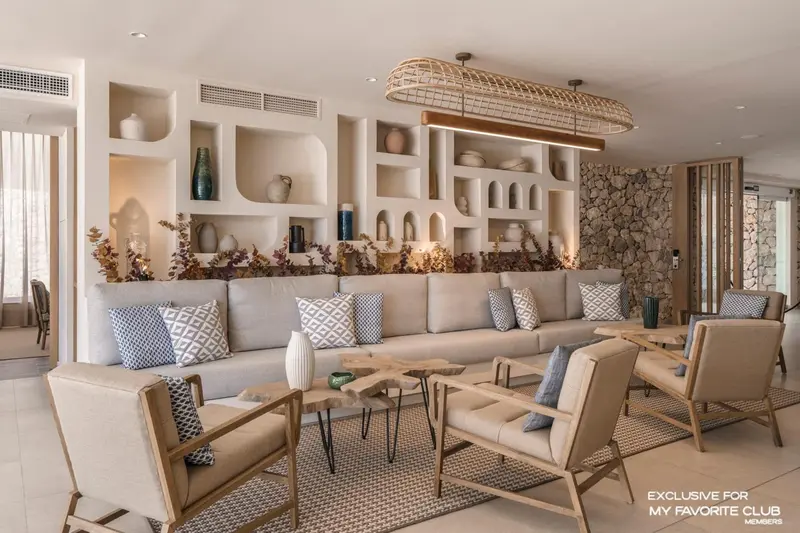 Un espace de détente intérieur avec canapés et fauteuils.