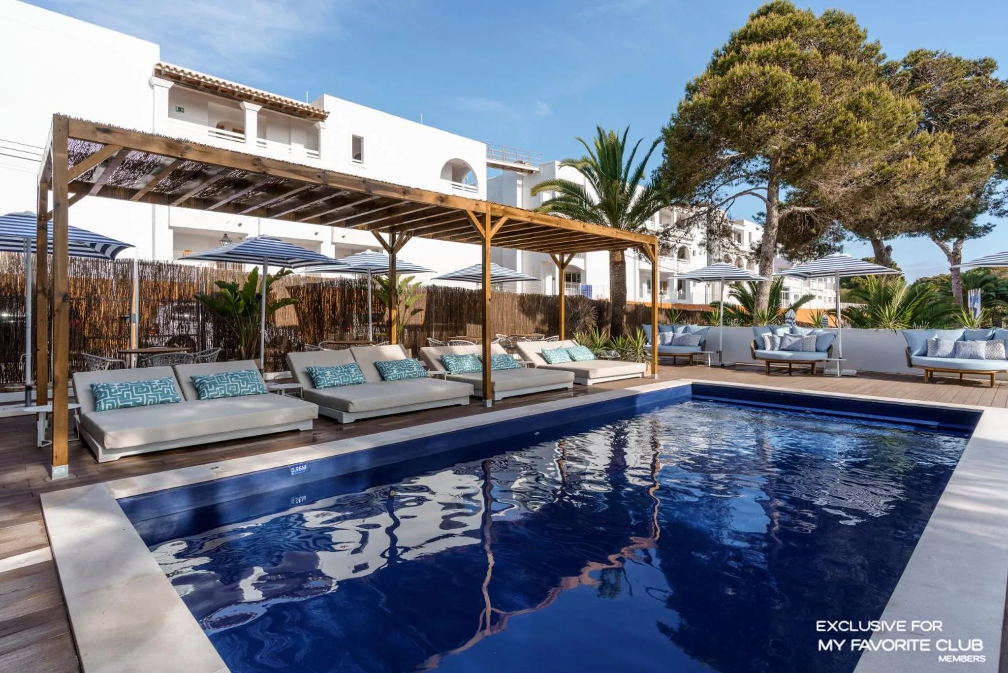 Espace de détente avec transats et piscine en extérieur.