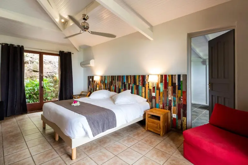 Une chambre lumineuse avec un grand lit et une décoration colorée.