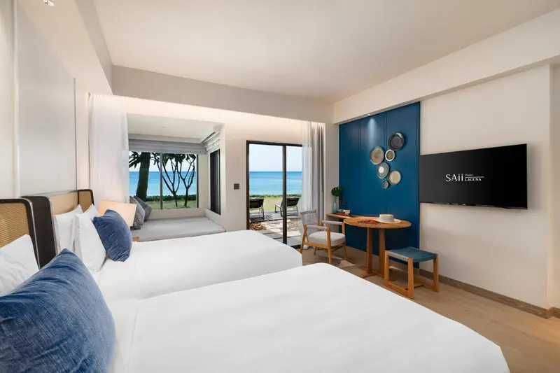 Chambre lumineuse avec vue sur la mer et balcon.