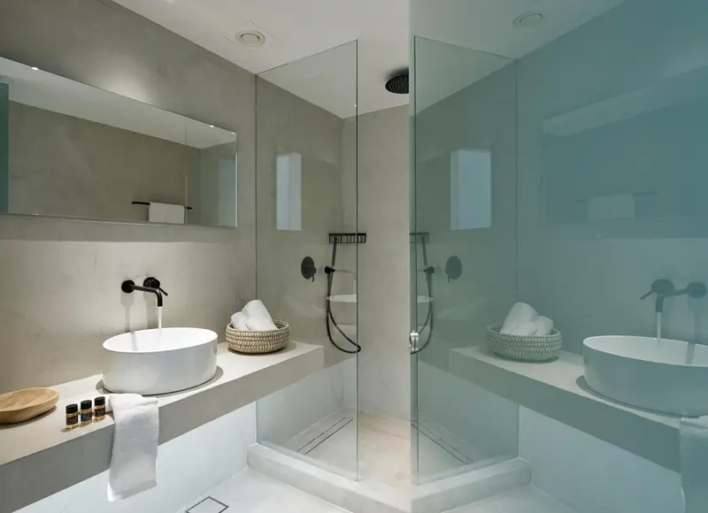 Une salle de bain moderne avec deux vasques et une douche à l'italienne.