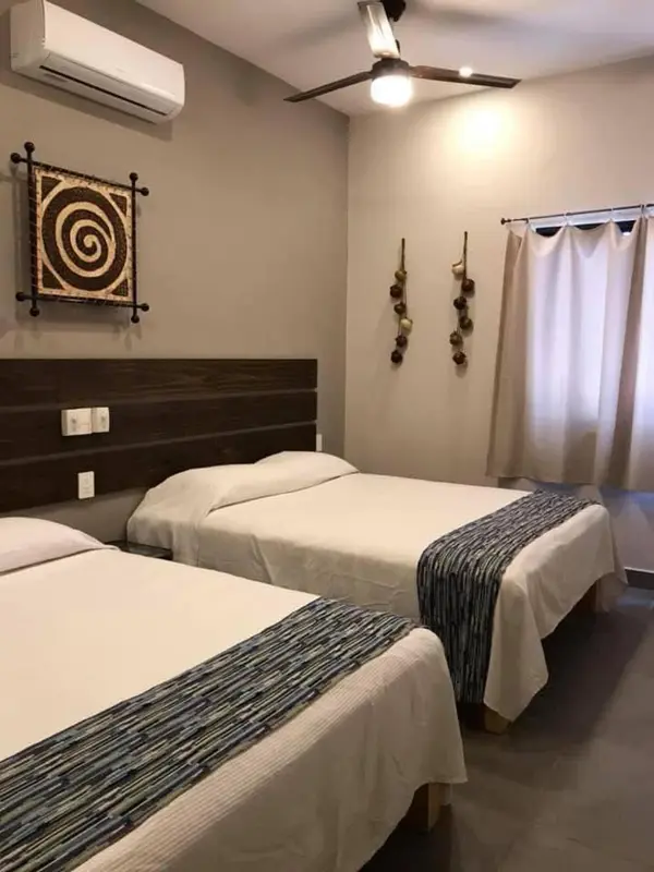 Une chambre avec deux lits simples et une décoration murale.