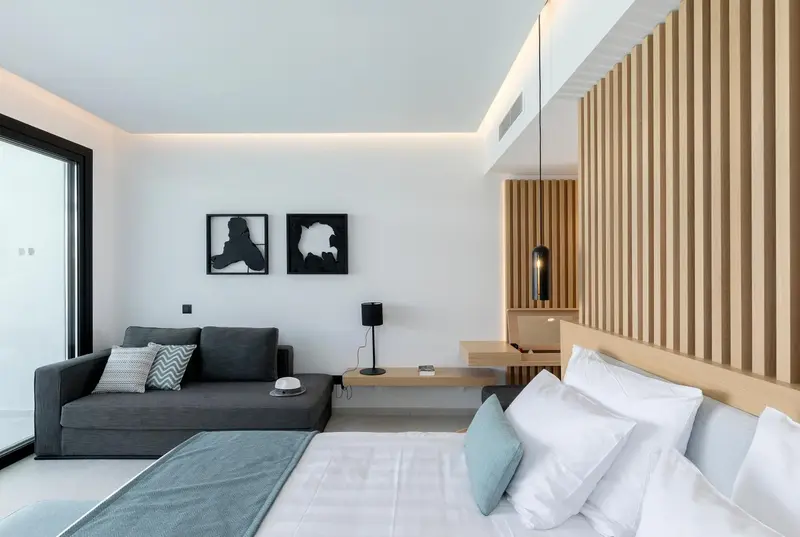 Une chambre moderne avec un canapé et un grand lit.