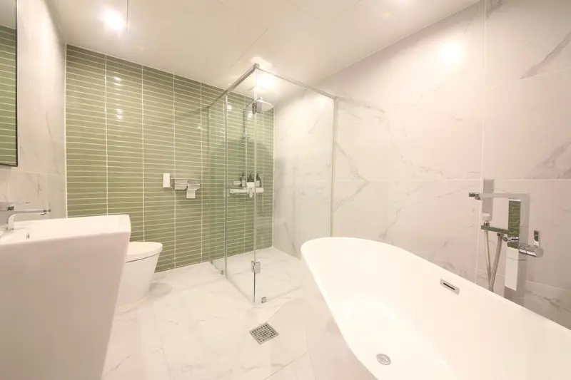 Une salle de bain moderne avec douche à l'italienne et baignoire.