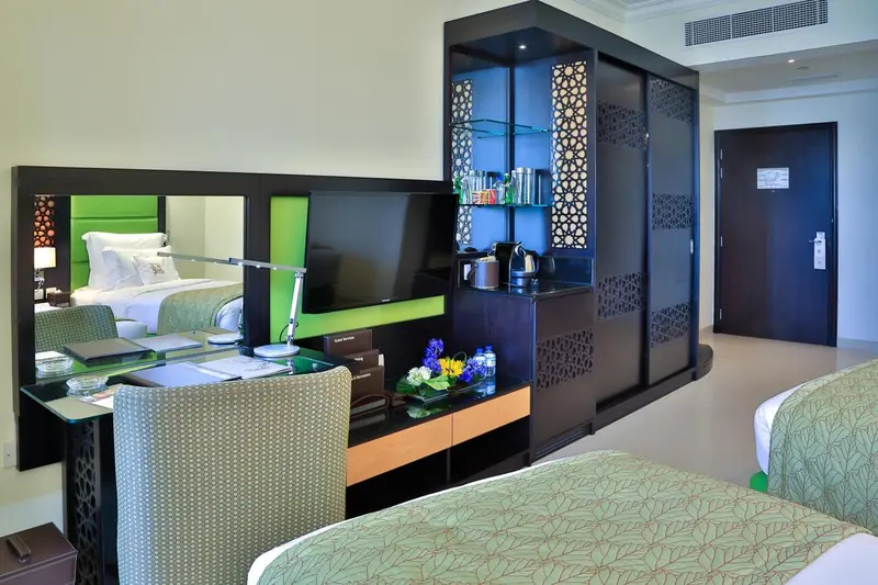Une chambre d'hôtel moderne avec un bureau et un lit.