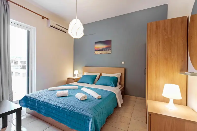Une chambre lumineuse avec un grand lit et une décoration moderne.