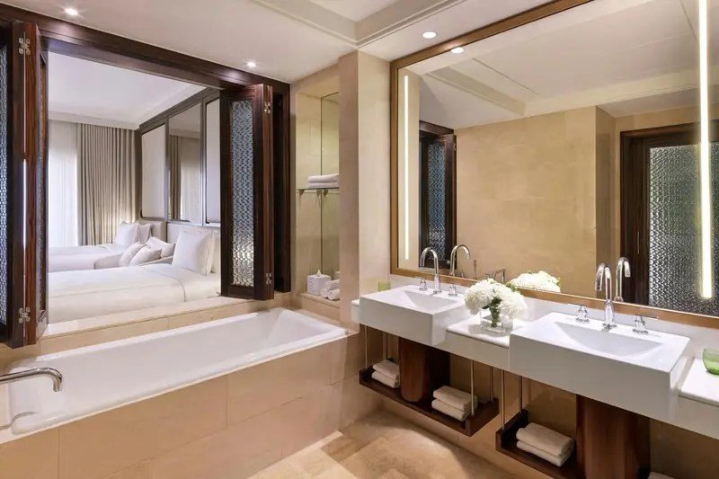 Une salle de bain spacieuse avec baignoire et double vasque.