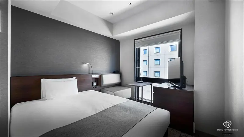 Une chambre d'hôtel moderne avec un lit et une fenêtre.
