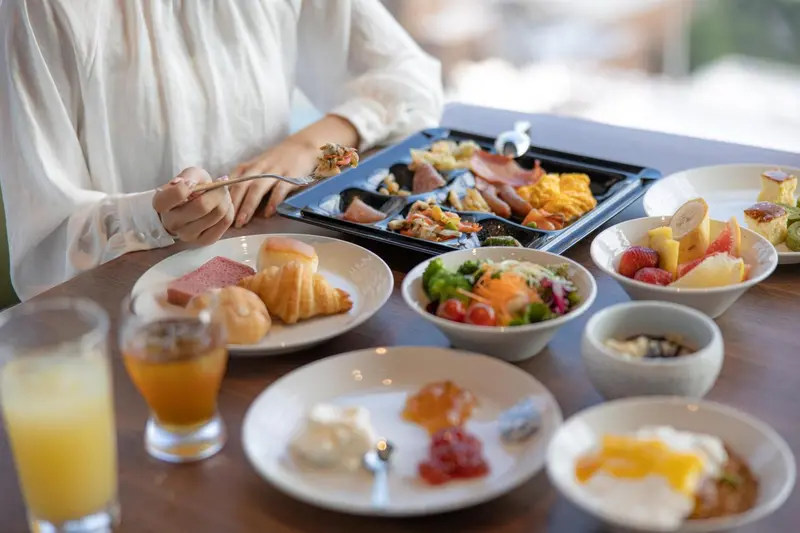 Un plateau de petit-déjeuner copieux est présenté sur une table.