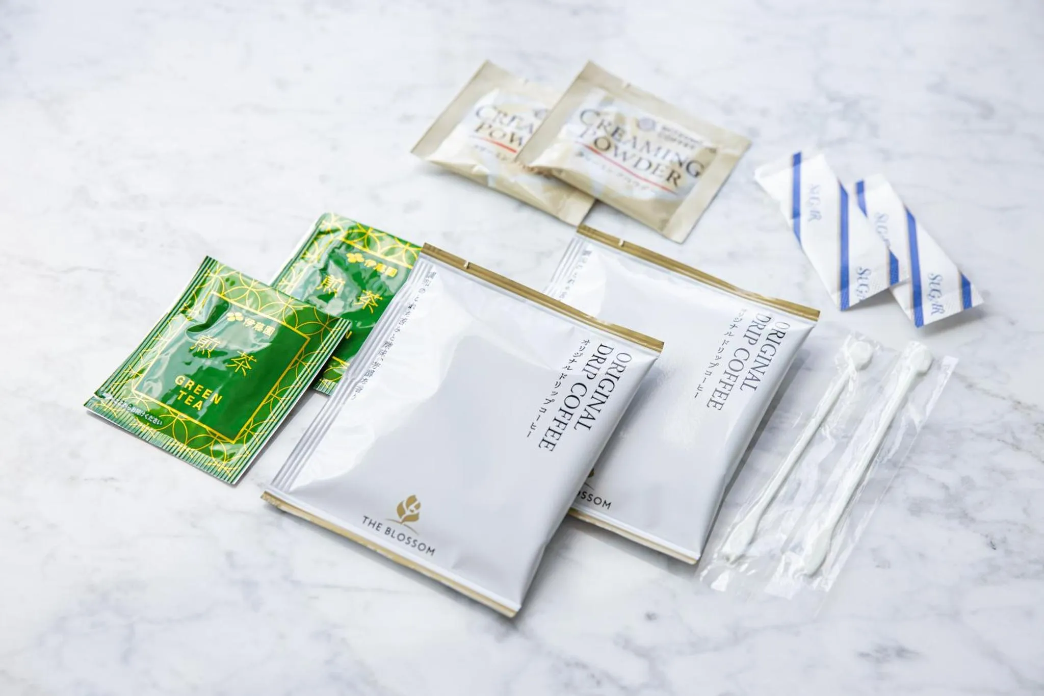 Sachets de boissons chaudes disposés sur une surface marbrée.