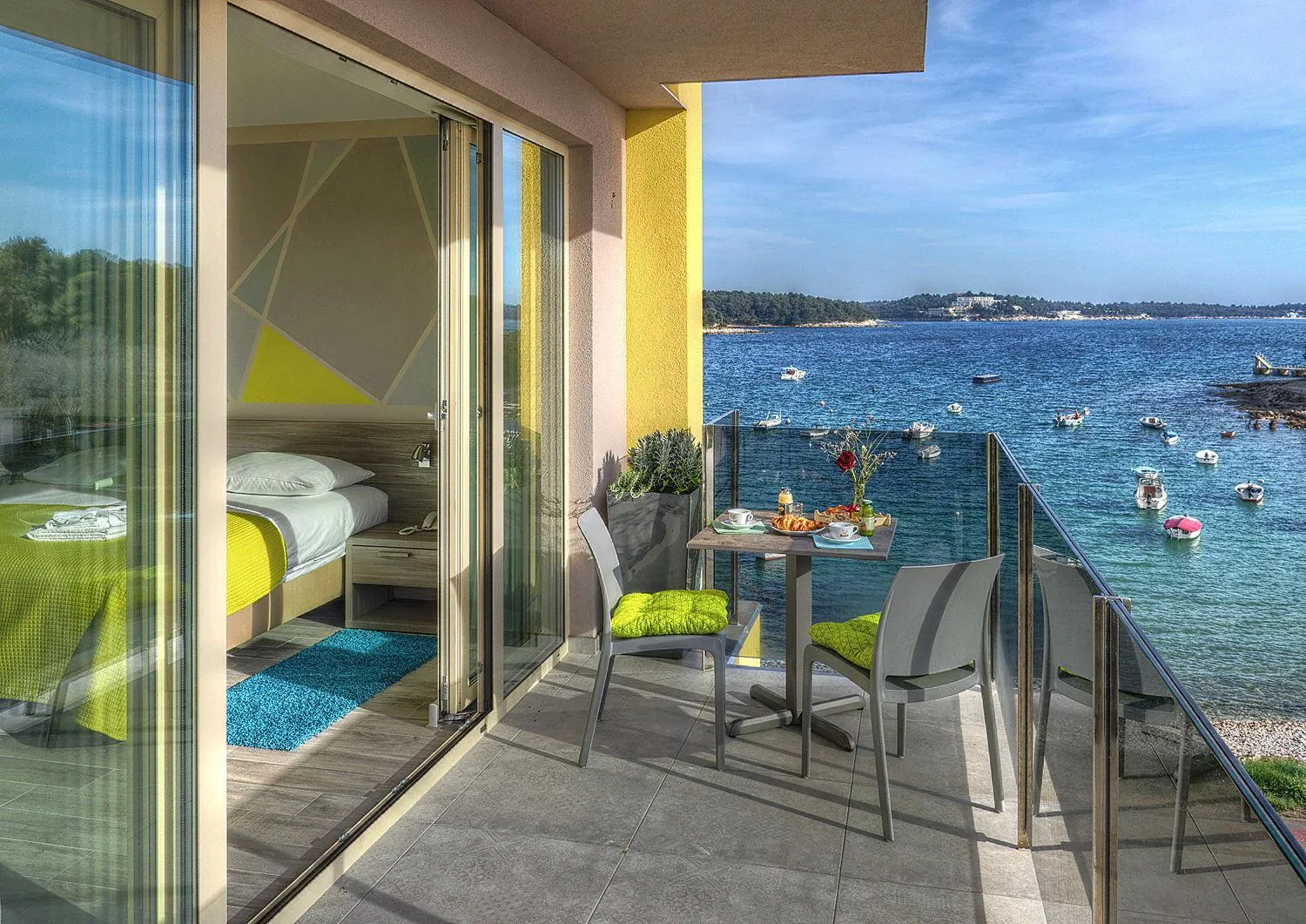 Une terrasse avec table et chaises offre une vue sur la mer.