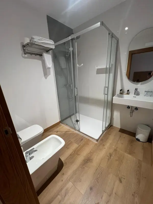 Une salle de bain moderne avec douche à l'italienne et lavabo.