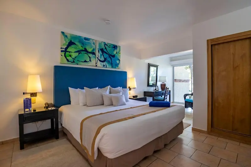 Une chambre lumineuse avec un grand lit et une décoration moderne.