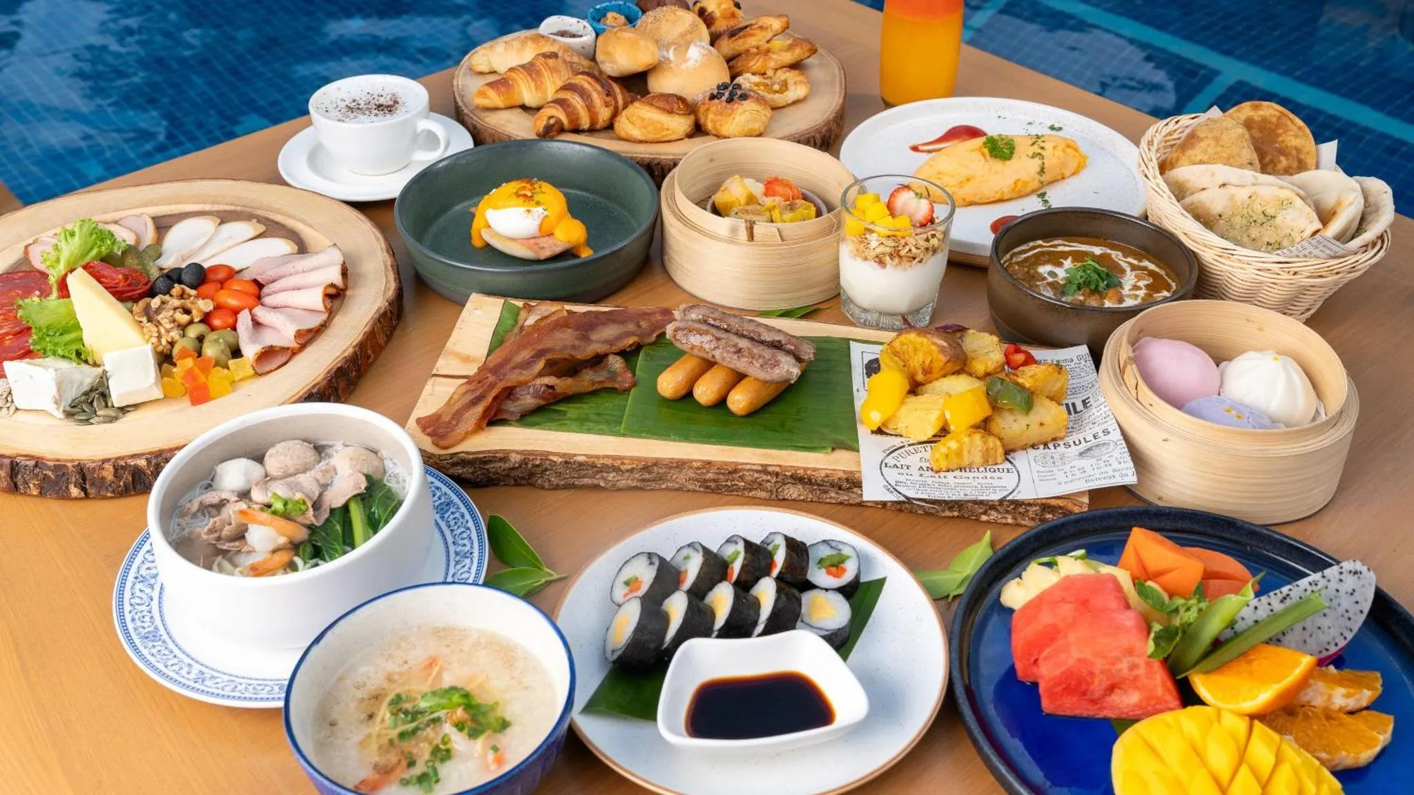 Table garnie de divers plats pour un copieux petit-déjeuner.