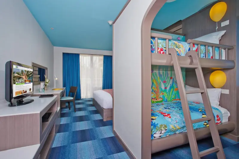 Chambre avec lits superposés et bureau.