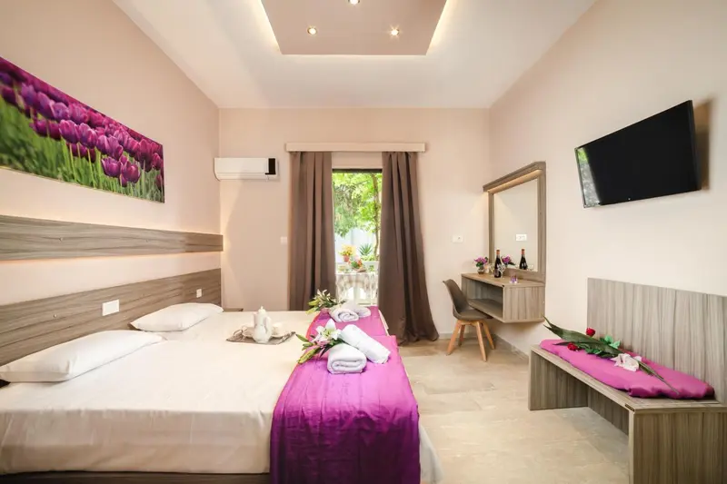 Une chambre lumineuse avec un grand lit et une décoration florale.