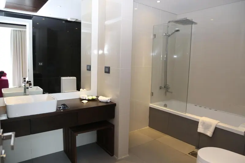 Une salle de bain moderne avec douche et baignoire.