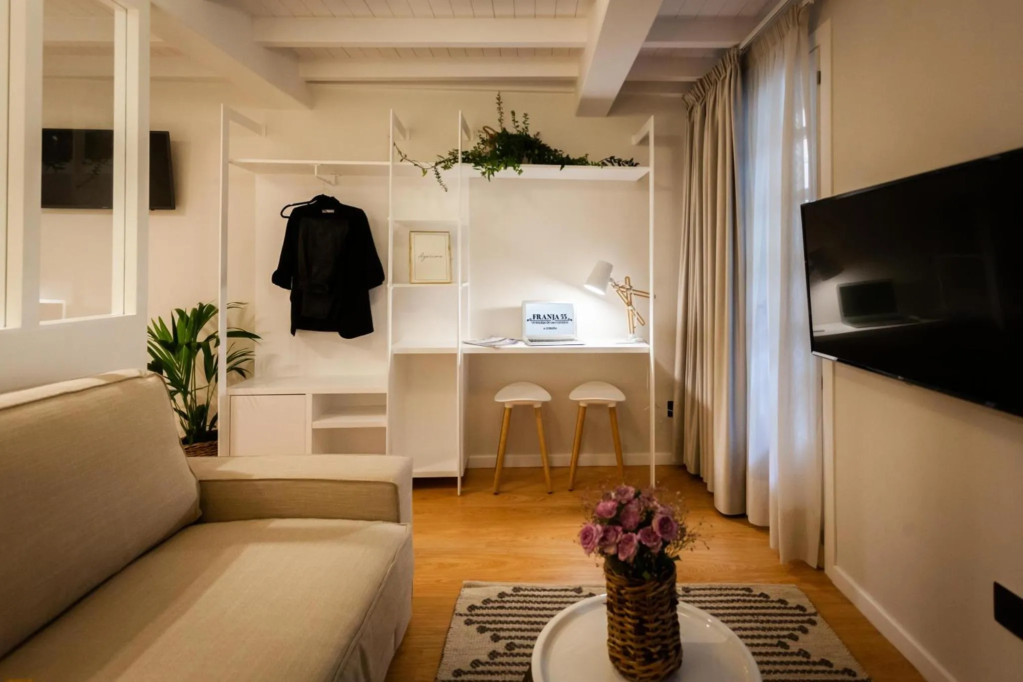 Un espace de vie intérieur clair avec un canapé et un bureau.