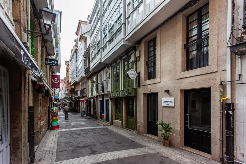 Ruelle étroite bordée de bâtiments aux façades colorées.