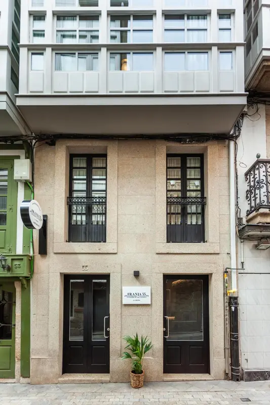 Façade d'un bâtiment avec des balcons et des fenêtres.
