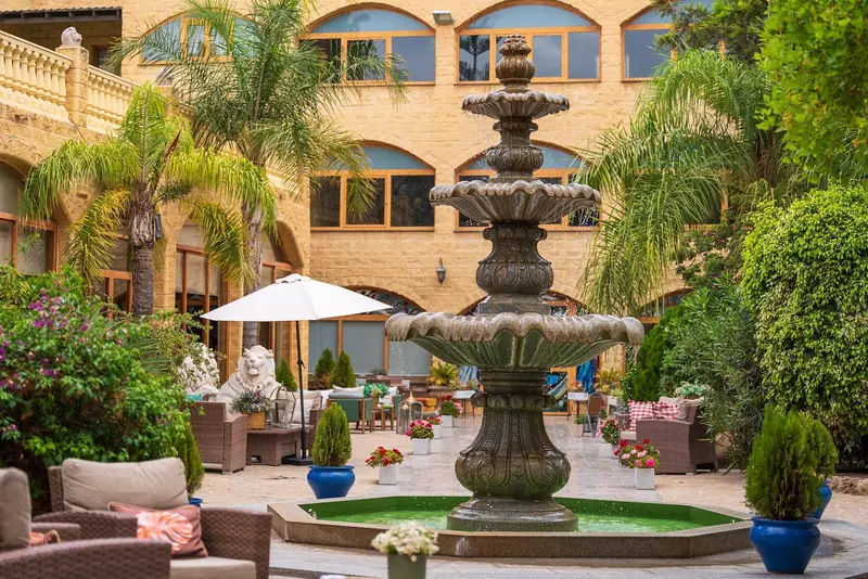 Une cour intérieure ornée d'une fontaine et de mobilier de jardin.