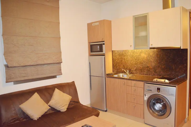 Une kitchenette équipée avec un canapé et une table basse.