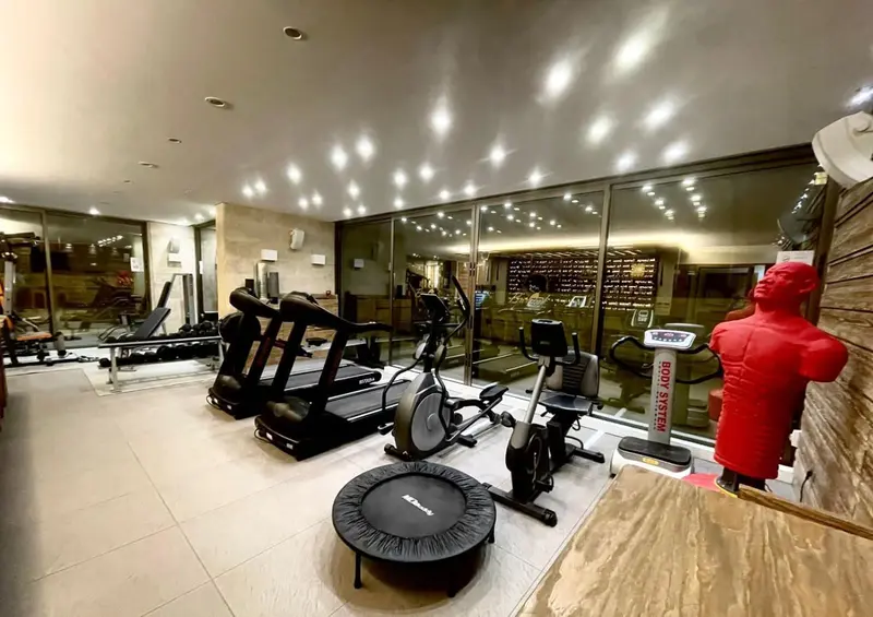 Une salle de sport lumineuse avec divers équipements de fitness.