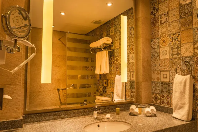 Une salle de bain lumineuse avec des serviettes et des accessoires de toilette.